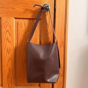 Essential Medium Bucket Tote